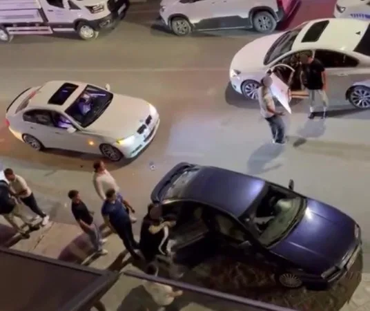 İzmit’te geceyi karıştıran kavga! 3 Kişiyi tek tek yere serdi