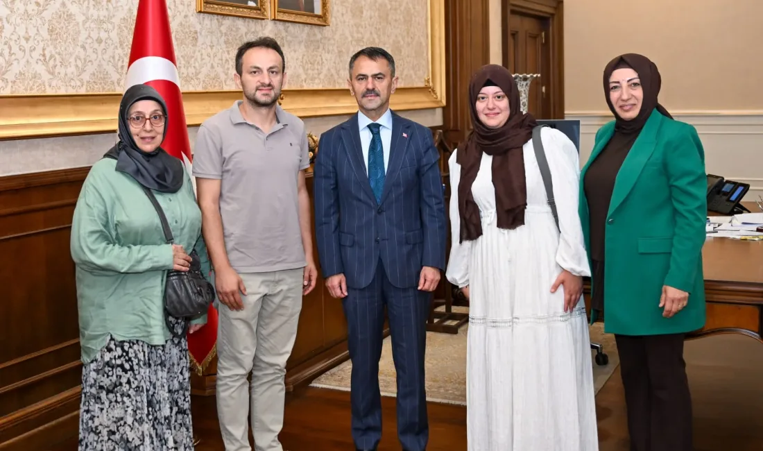 İzmit Malta Mahalle Muhtarı Nebahat Camkıran, Vali İlhami Aktaş’ı ziyaret