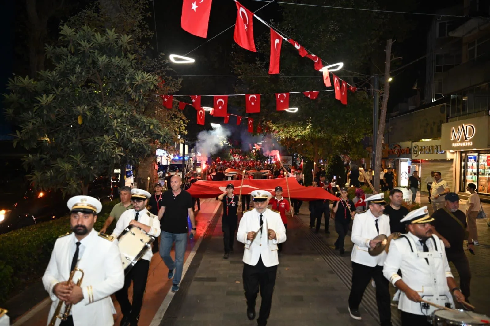 İzmit’te meşaleler yandı, binler Zafer Bayramı için yürüdü