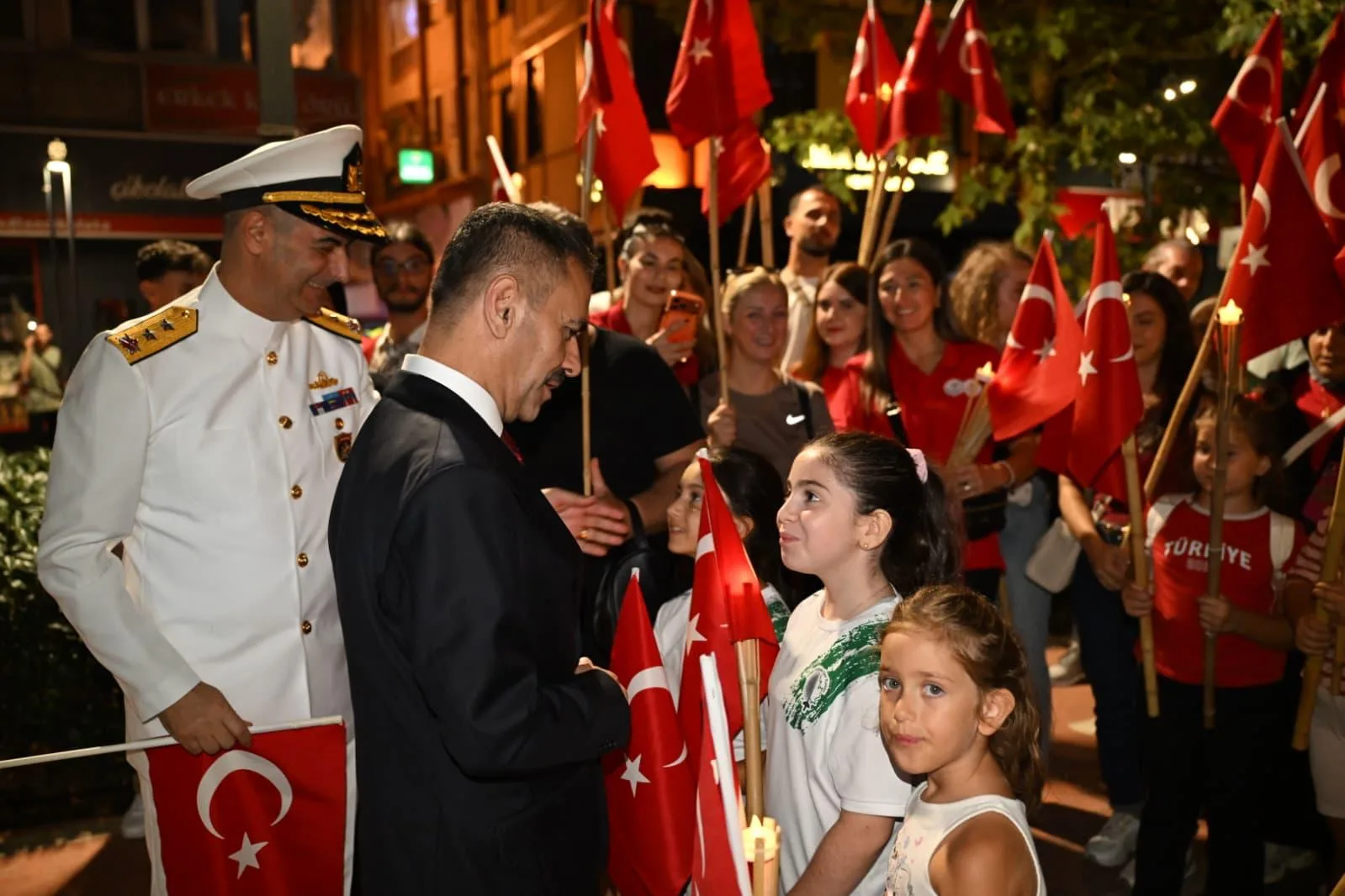 İzmit’te meşaleler yandı, binler Zafer Bayramı için yürüdü