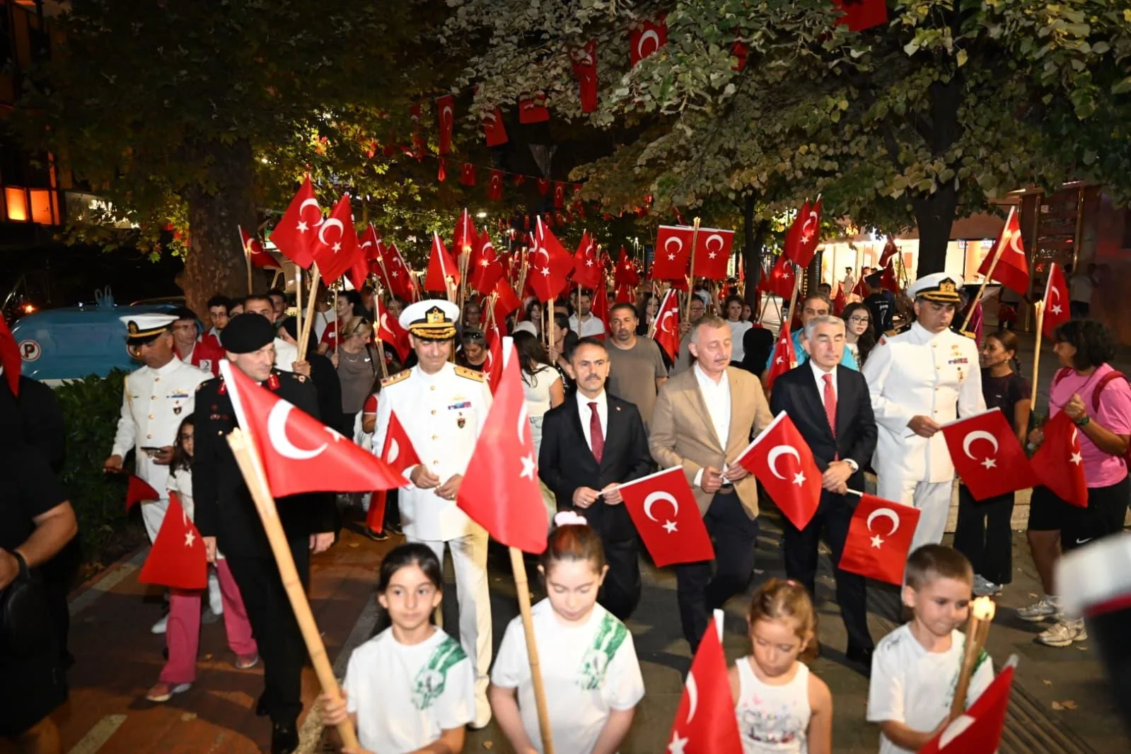 İzmit’te meşaleler yandı, binler Zafer Bayramı için yürüdü