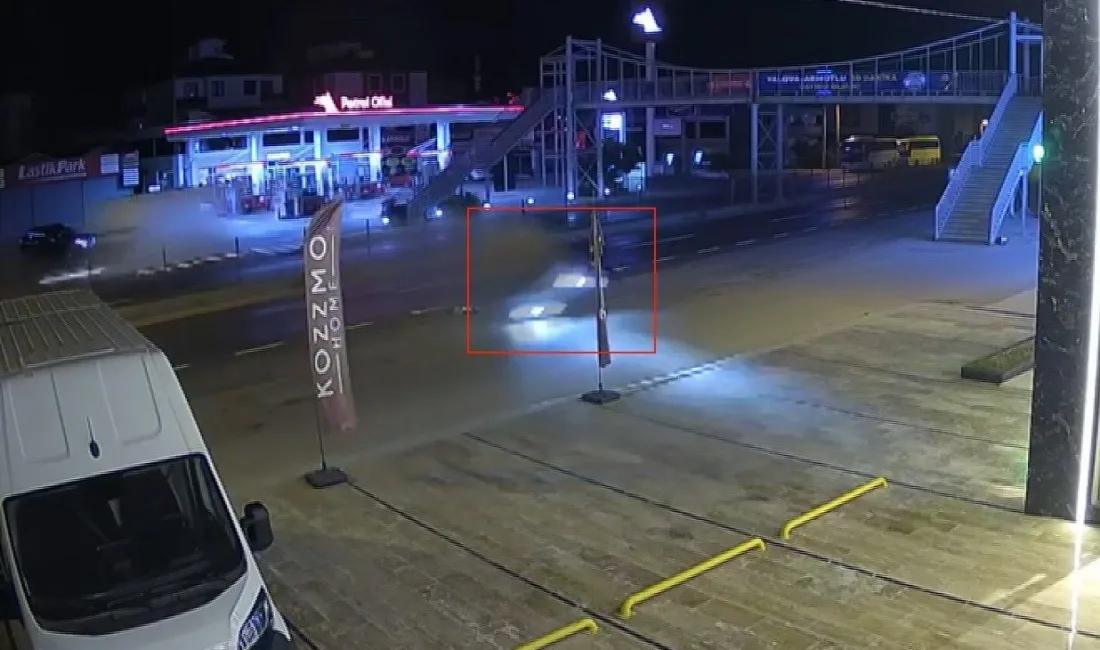 Yalova-İzmit kara yolu Çiftlikköy mevkiinde kontrolden çıkan otomobil takla atarak