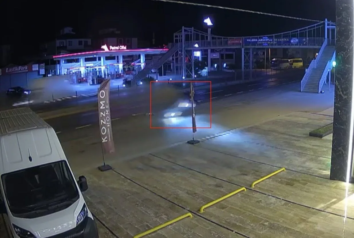 Yalova-İzmit kara yolu Çiftlikköy mevkiinde kontrolden çıkan otomobil takla atarak