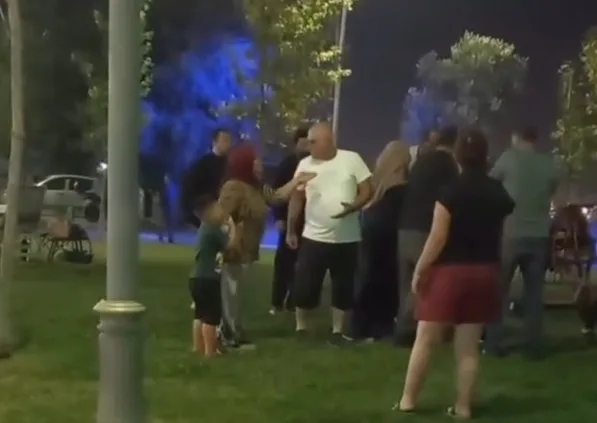 Kocaeli’de sahil parkında ortalık gerildi! Genç kadın bıçak çekti