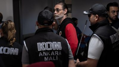 Etimesgut Belediye Başkanı Erdal Beşikçioğlu, hakkında yürütülen soruşturma kapsamında tutuklanmasının