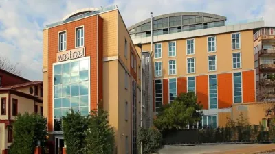 Kocaeli'nin İzmit ilçesindeki Tarihi Saat Kulesi’nin yanında bulunan 4 yıldızlı