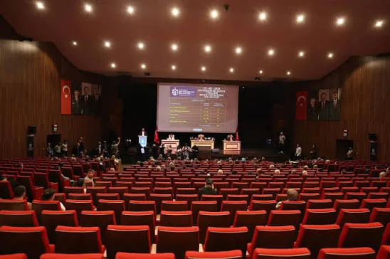 Ağustos ayı meclis toplantısında gerginlik! Meclisi terk ettiler