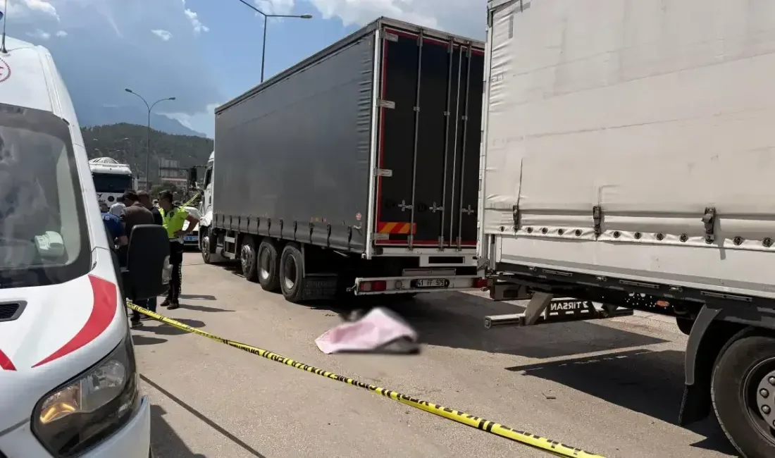 Adana’nın Pozantı ilçesinde oto sanayi bölgesinde tırının arka aydınlatmasını tamir