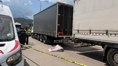 Adana’nın Pozantı ilçesinde oto sanayi bölgesinde tırının arka aydınlatmasını tamir