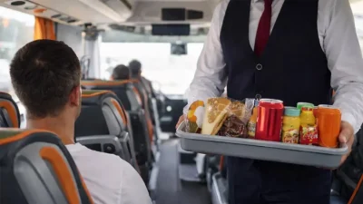 Şehirlerarası otobüs yolculuklarının simgesi haline gelen ikram geleneği, artan işletme