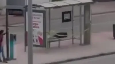 İzmit’te Cahit Elginkan Anadolu Lisesi önündeki otobüs durağında bulunan şüpheli