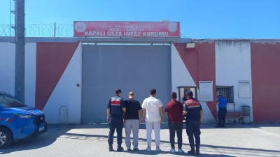 Kocaeli İl Jandarma Komutanlığı ekipleri, aranan şahısların yakalanması ve adalete