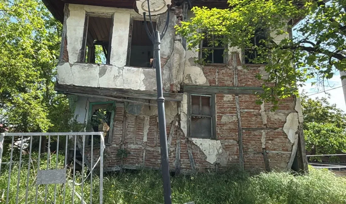 Gölcük'te tehlike oluşturan 2 metruk binanın daha yıkılmasıyla ilçe genelinde