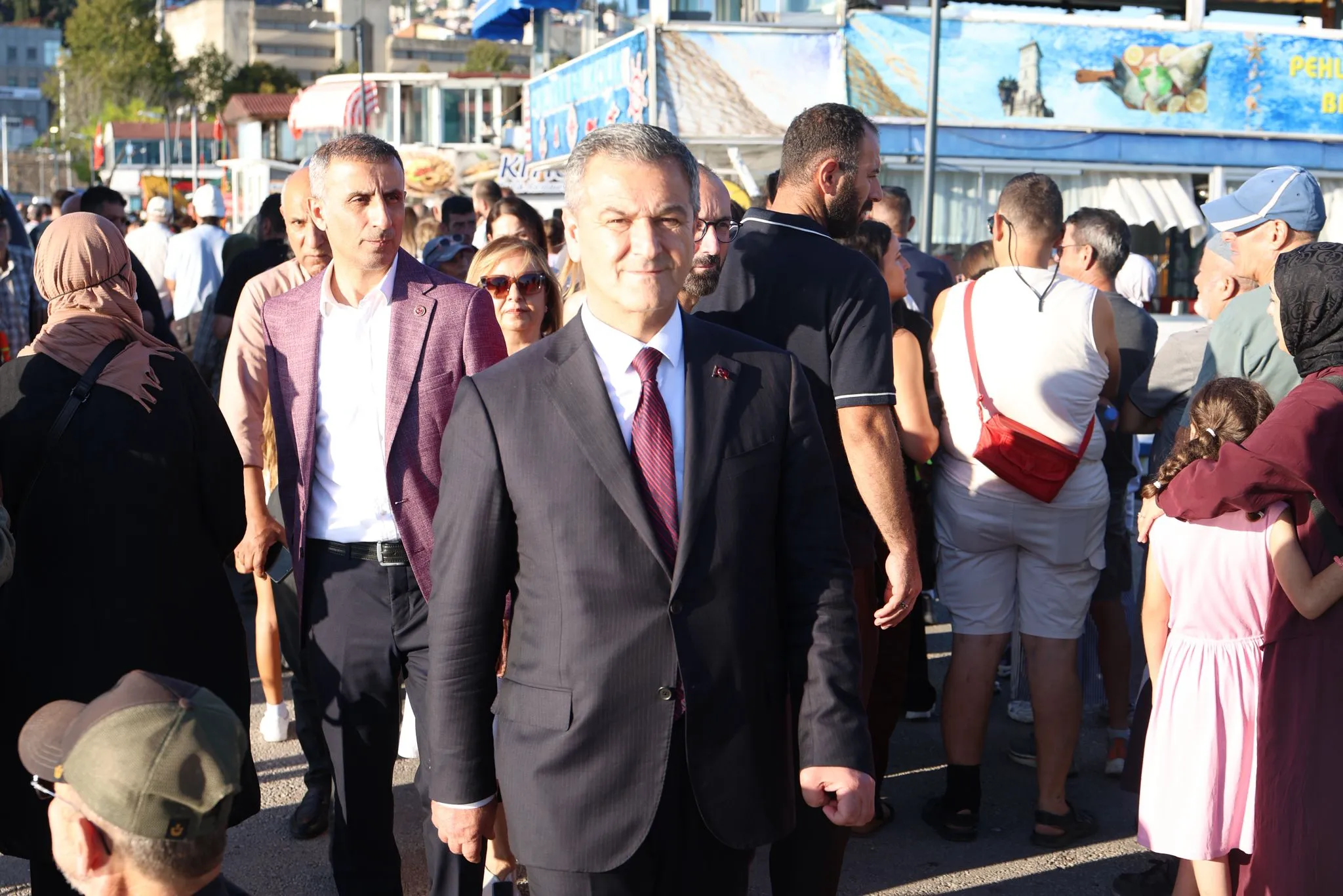 İzmit Marina'da balık şöleni: Protokol tezgah başına geçti, vatandaş kuyruğa girdi!