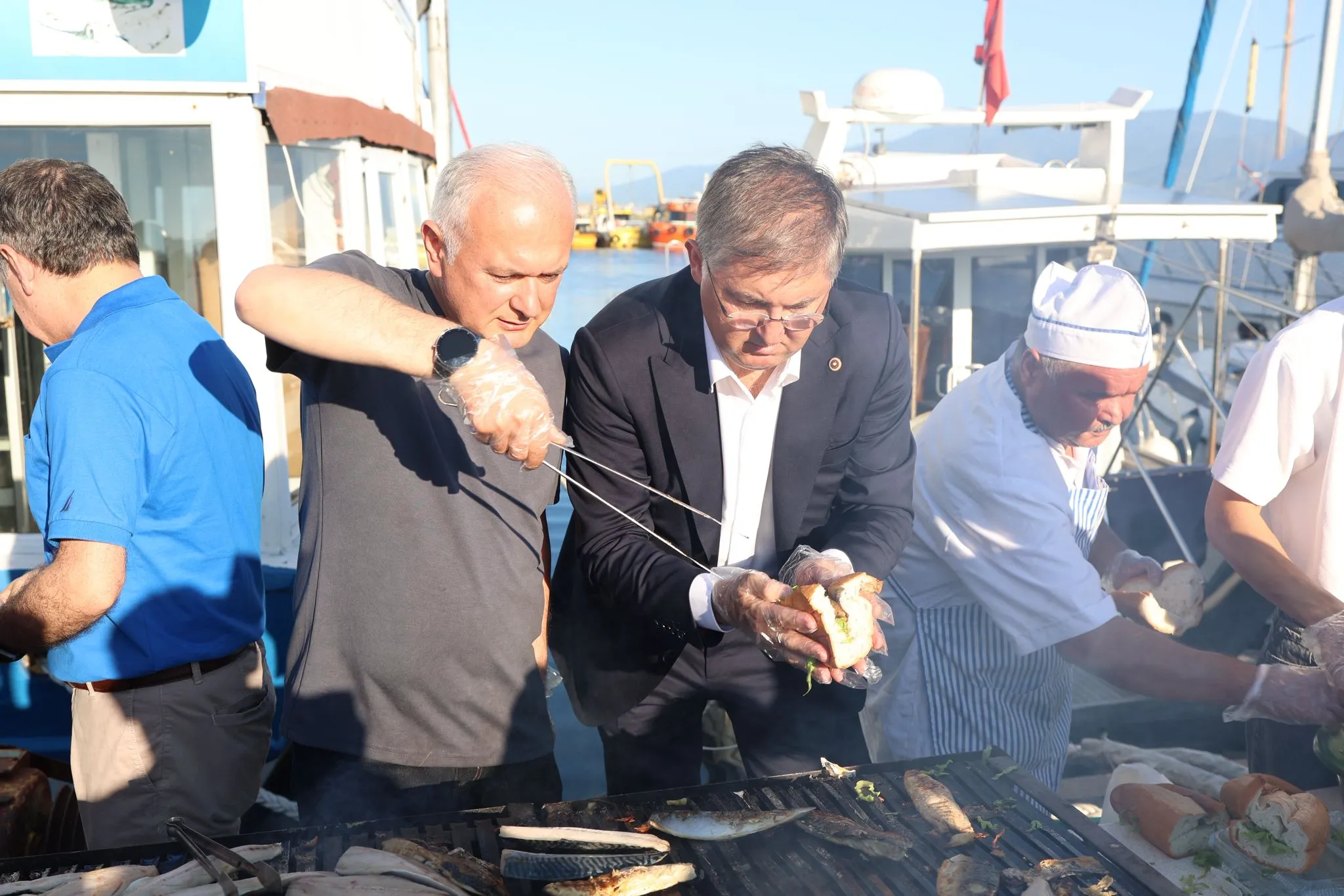 İzmit Marina'da balık şöleni: Protokol tezgah başına geçti, vatandaş kuyruğa girdi!