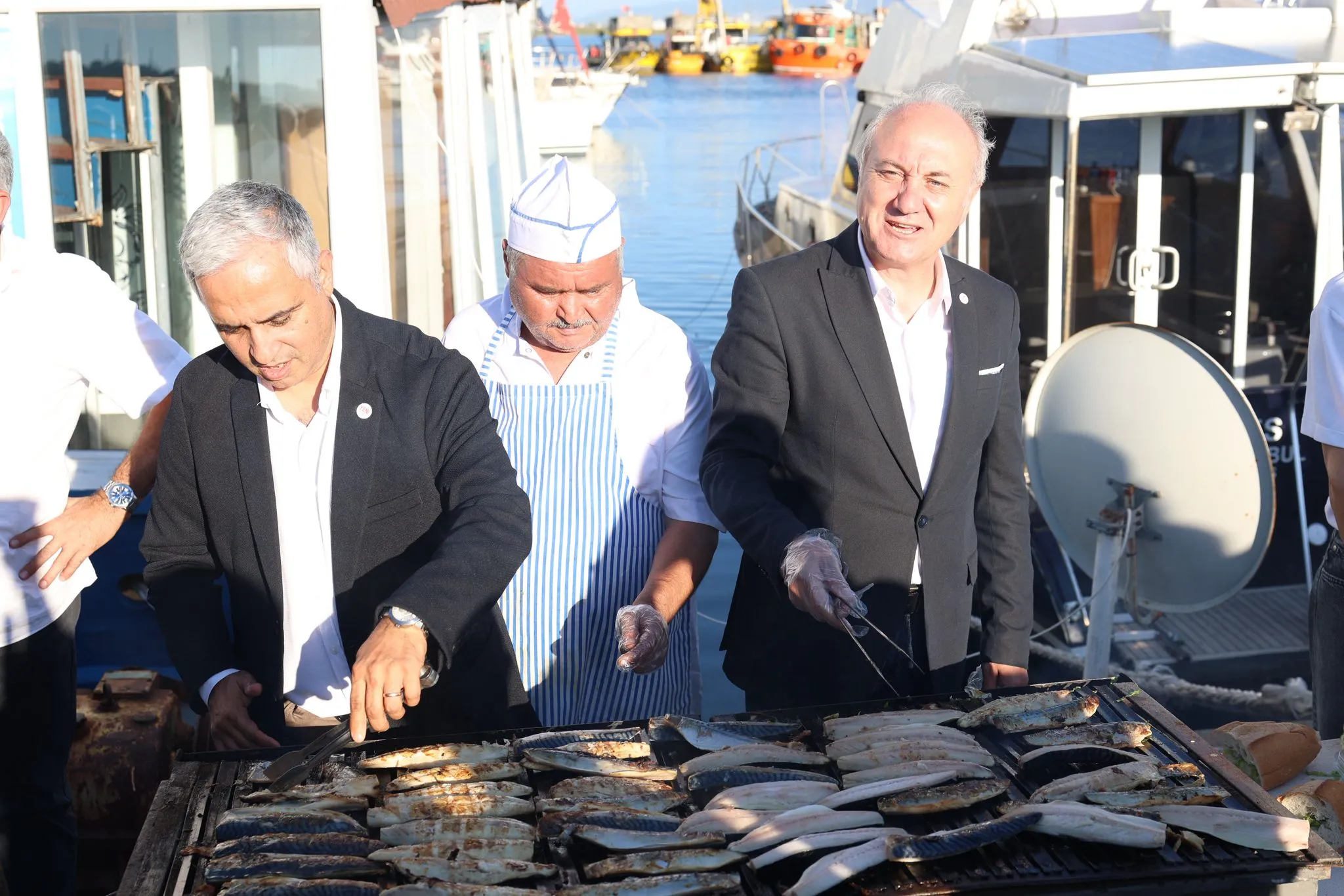İzmit Marina'da balık şöleni: Protokol tezgah başına geçti, vatandaş kuyruğa girdi!