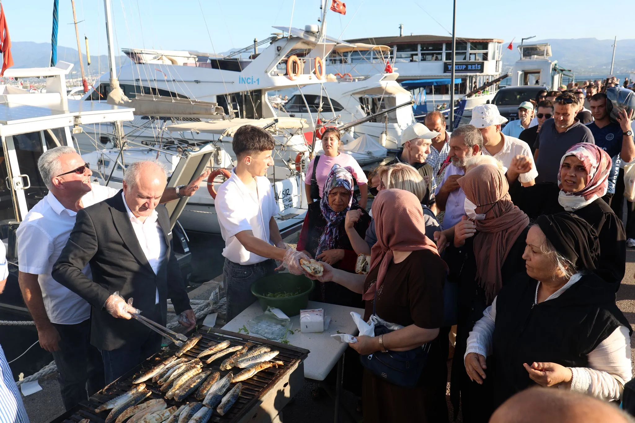 İzmit Marina'da balık şöleni: Protokol tezgah başına geçti, vatandaş kuyruğa girdi!