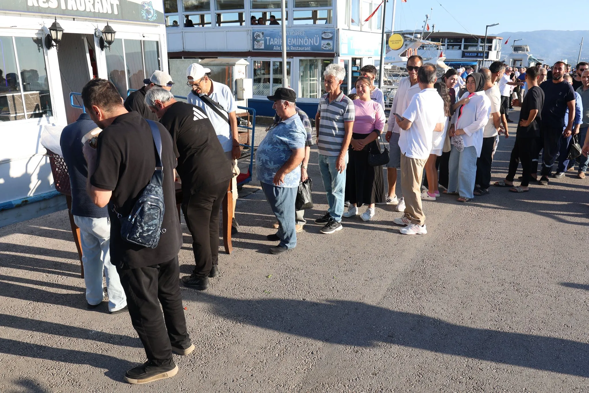 İzmit Marina'da balık şöleni: Protokol tezgah başına geçti, vatandaş kuyruğa girdi!