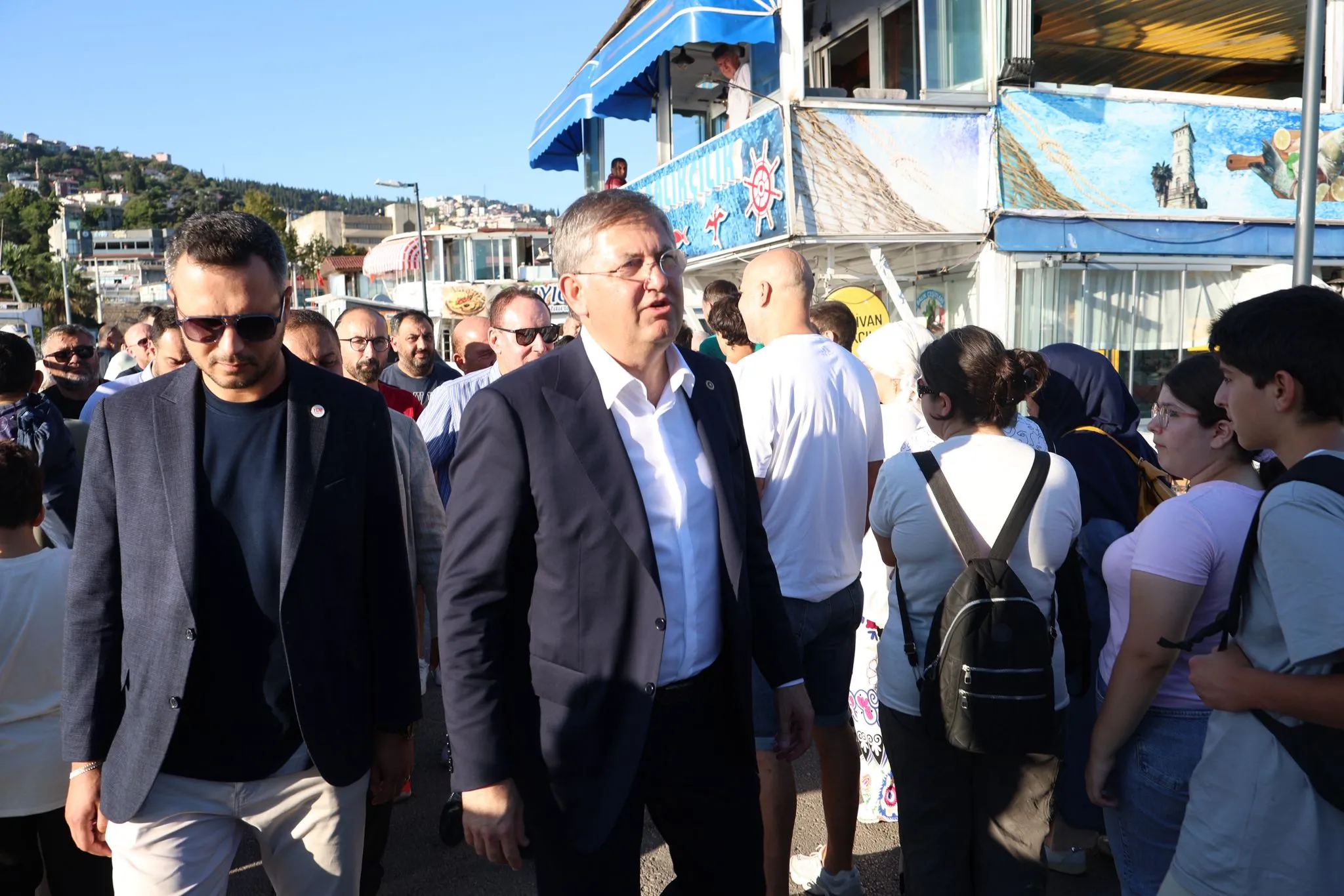 İzmit Marina'da balık şöleni: Protokol tezgah başına geçti, vatandaş kuyruğa girdi!