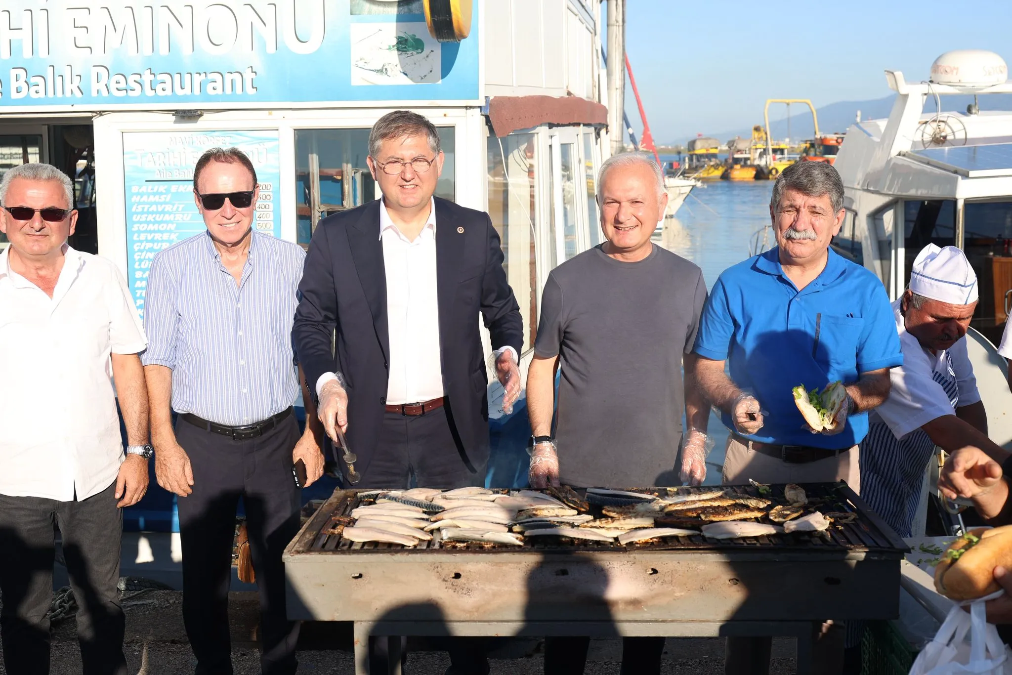 İzmit Marina'da balık şöleni: Protokol tezgah başına geçti, vatandaş kuyruğa girdi!