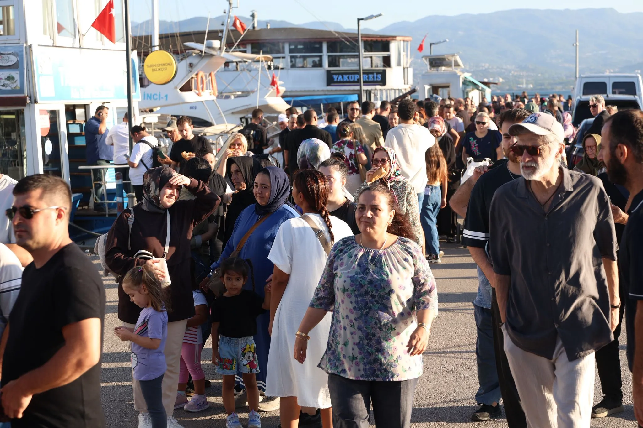 İzmit Marina'da balık şöleni: Protokol tezgah başına geçti, vatandaş kuyruğa girdi!