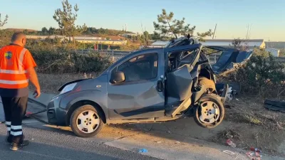 Kuzey Marmara Otoyolu Odayeri gişeleri yakınlarında TIR’ın hafif ticari araca
