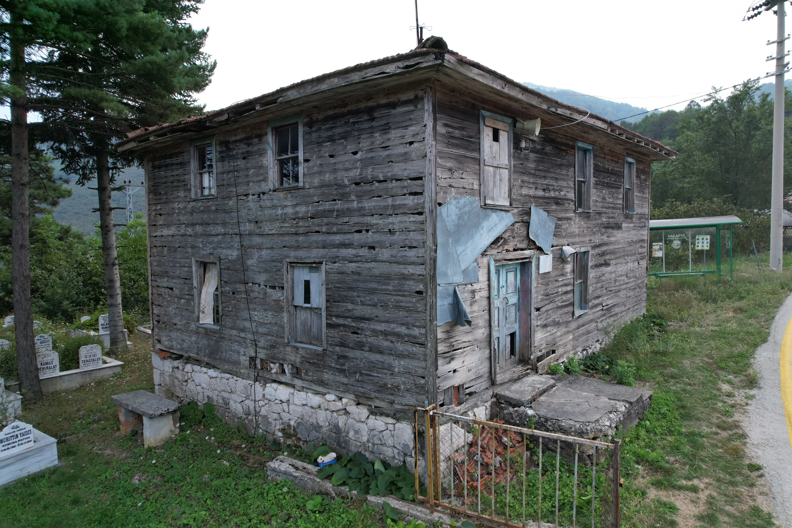 78 yıllık ahşap cami zamana yenik düşüyor