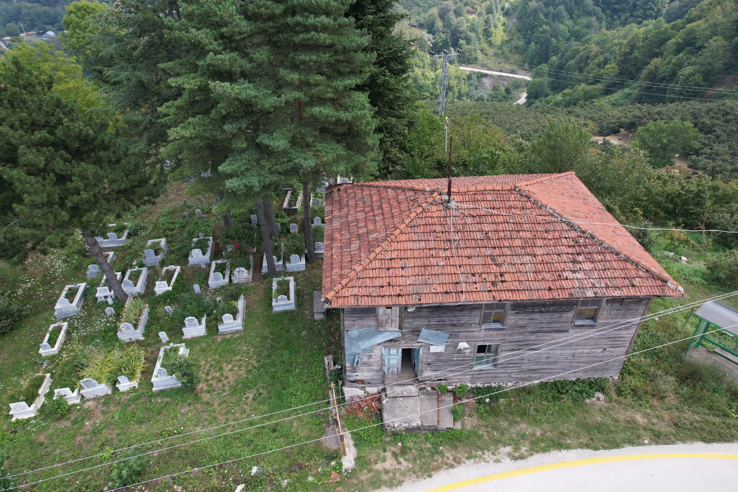 78 yıllık ahşap cami zamana yenik düşüyor