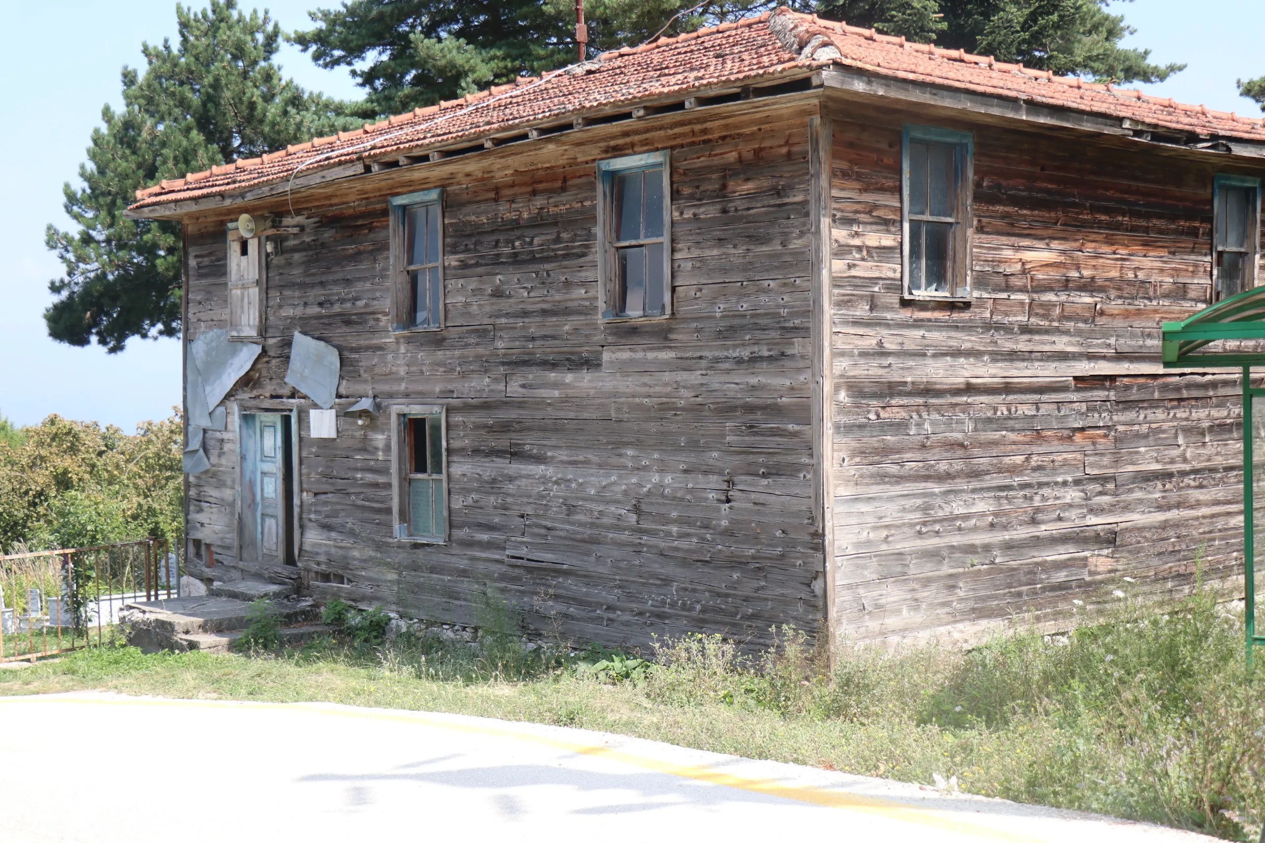 78 yıllık ahşap cami zamana yenik düşüyor