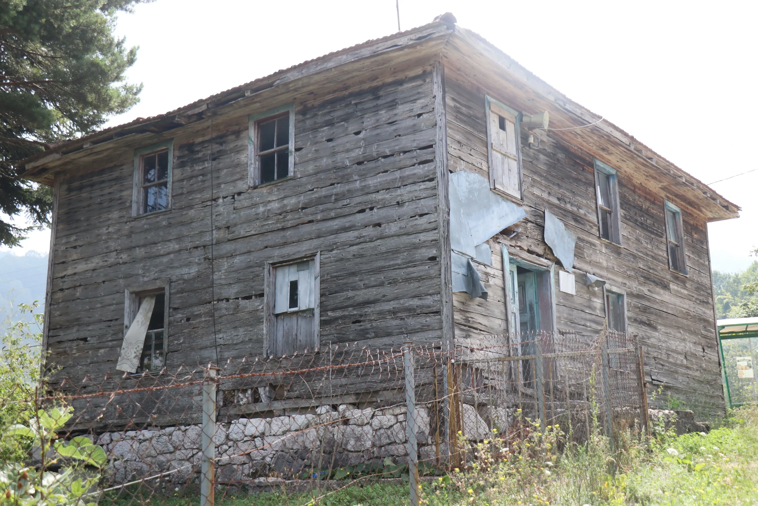 78 yıllık ahşap cami zamana yenik düşüyor