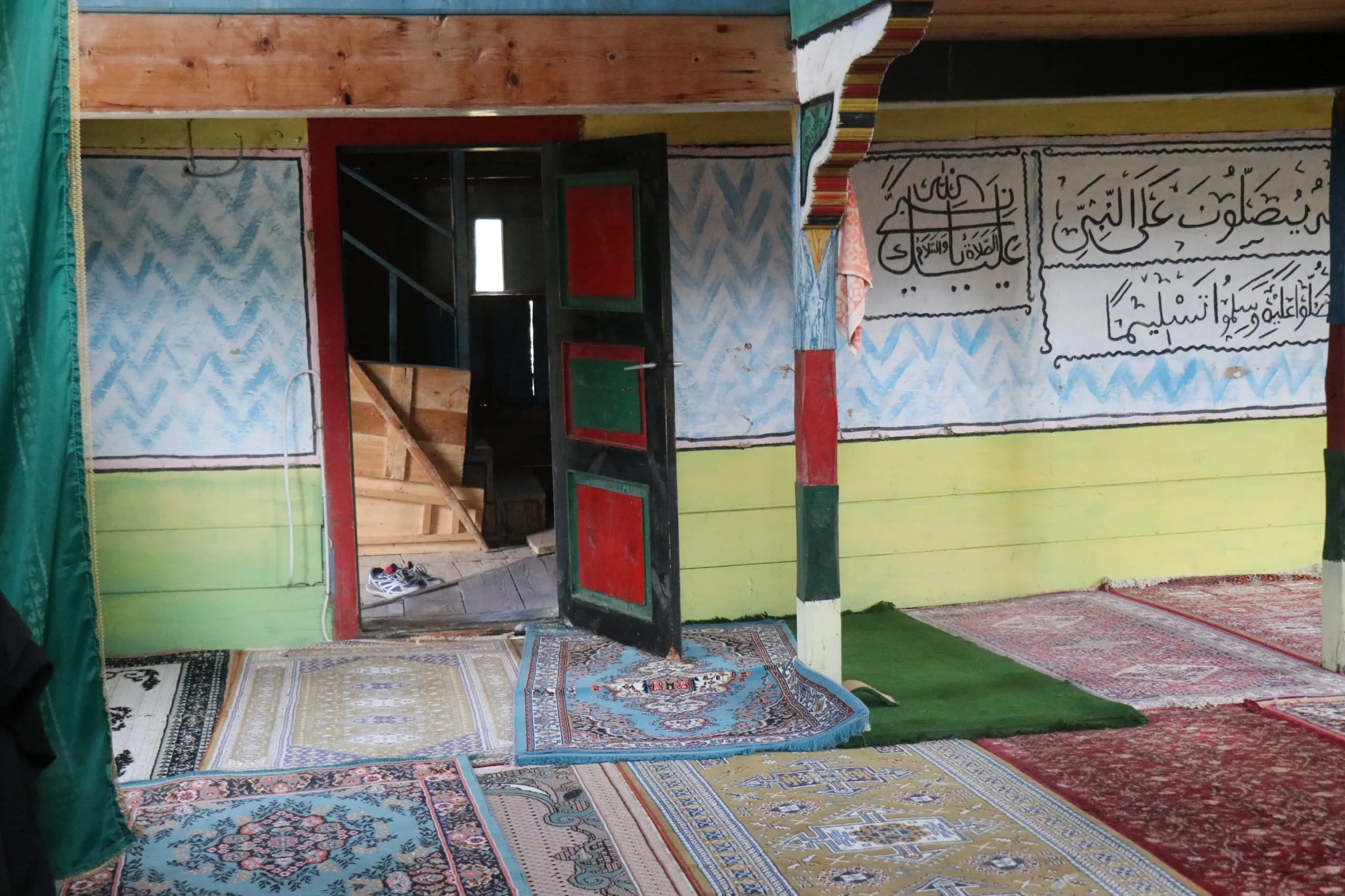 78 yıllık ahşap cami zamana yenik düşüyor