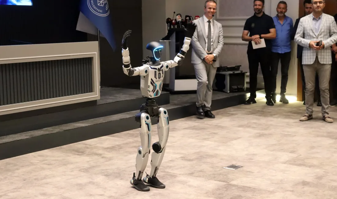 Melikgazi Belediyesi tarafından alınan ve ismi "MEGA" olan insansı robot,