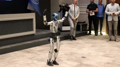 Melikgazi Belediyesi tarafından alınan ve ismi "MEGA" olan insansı robot,
