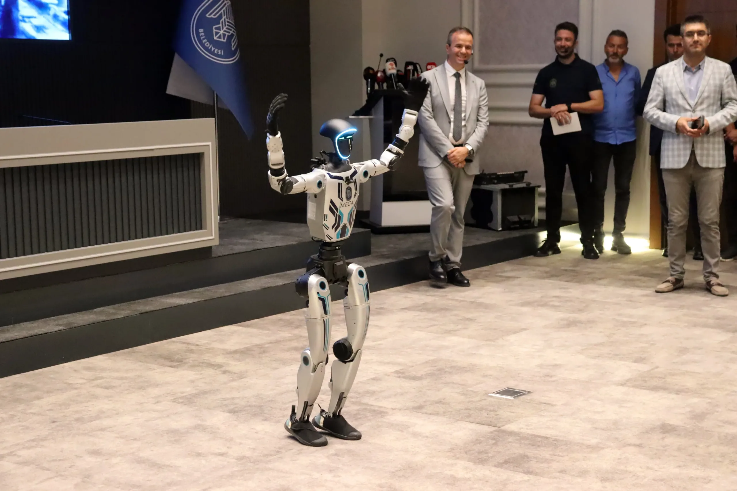 İnsansı robot belediyede işe başladı