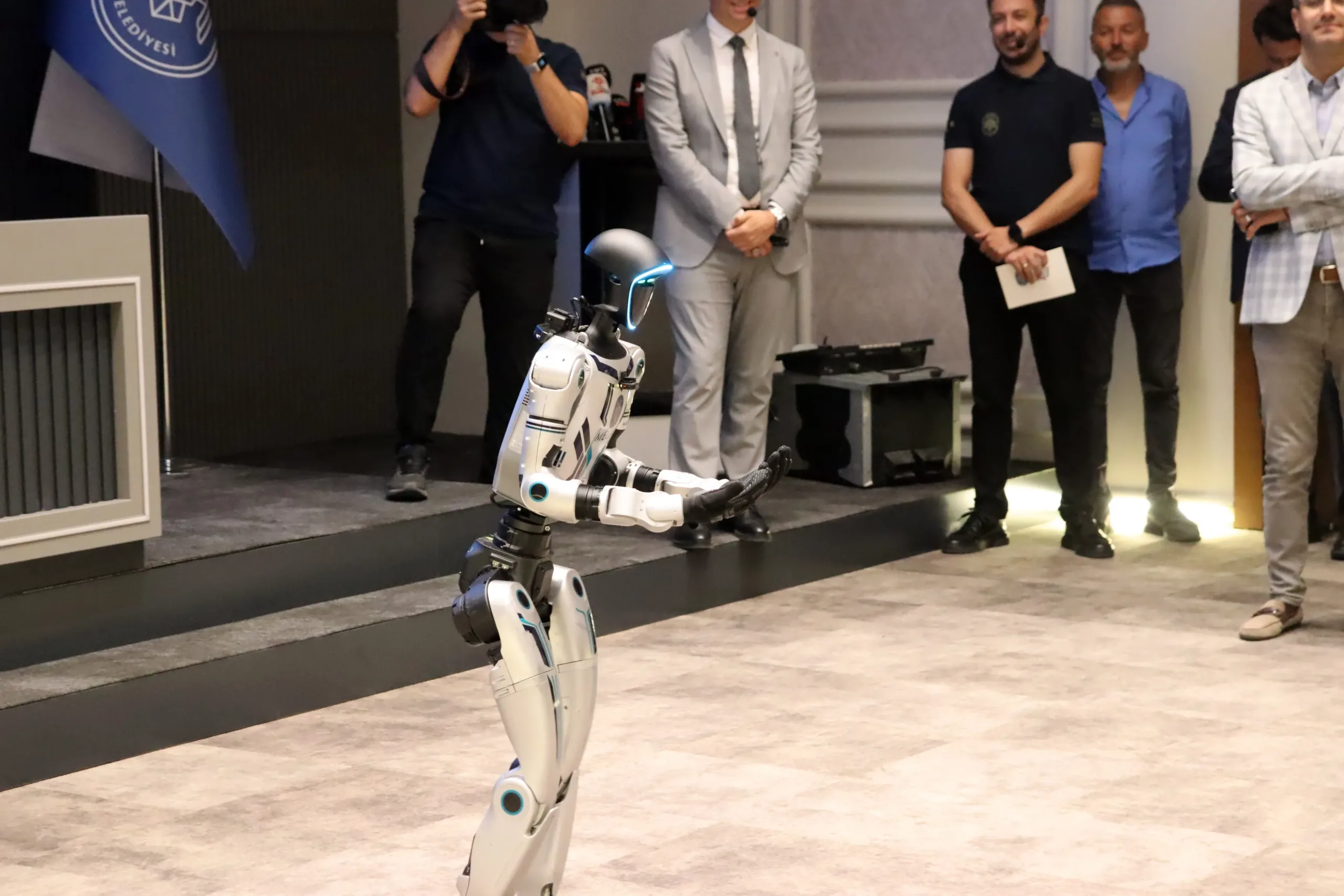 İnsansı robot belediyede işe başladı