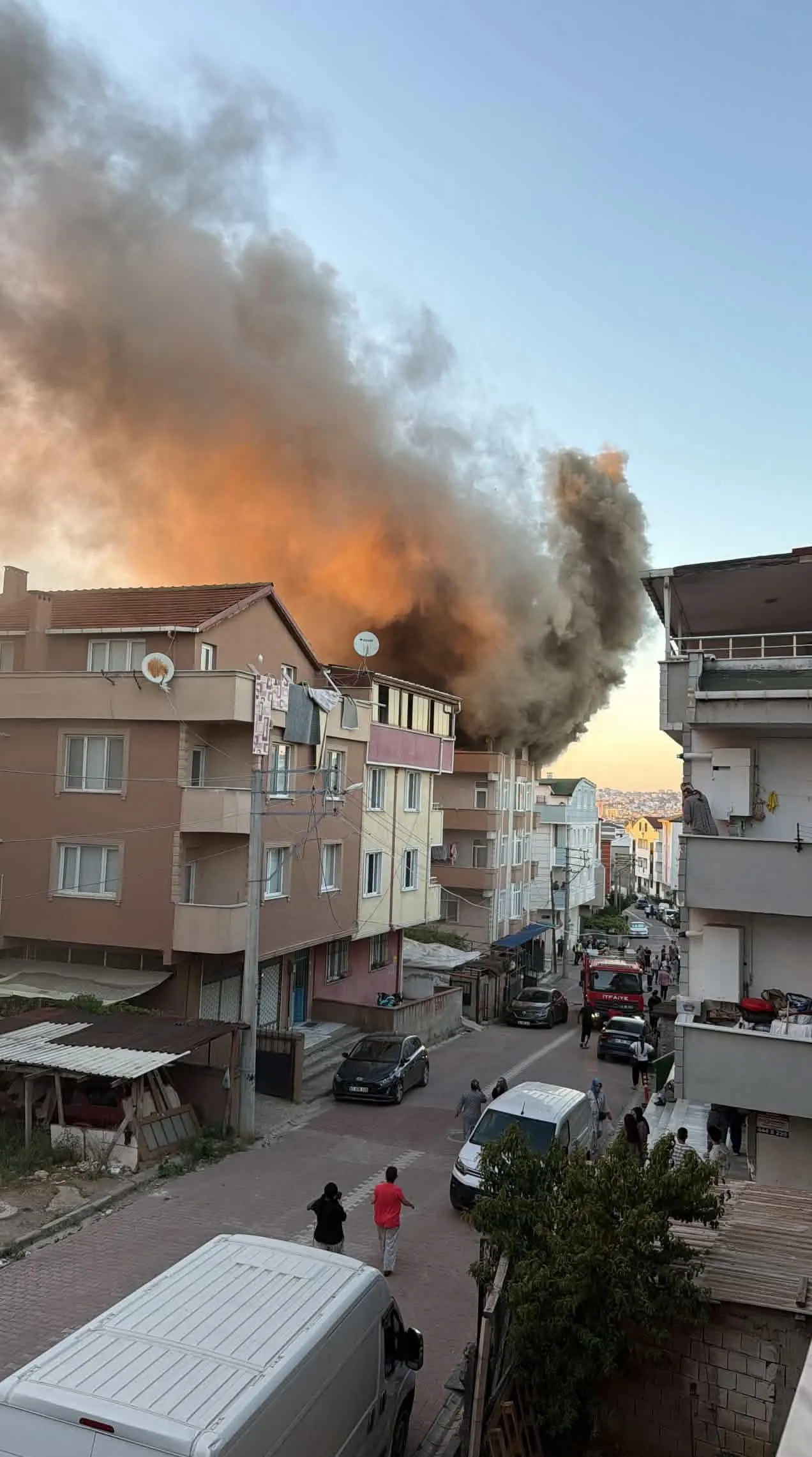 Kocaeli'de dev yangın: Mahalleli sokağa döküldü