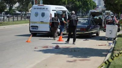 Adana'da adliyedeki boşanma duruşmasından çıkan iki aile arasında bulvar üzerinde