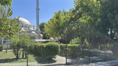 Sakarya’nın Adapazarı ilçesinde bir caminin önündeki çocuk parkında hareketsiz halde