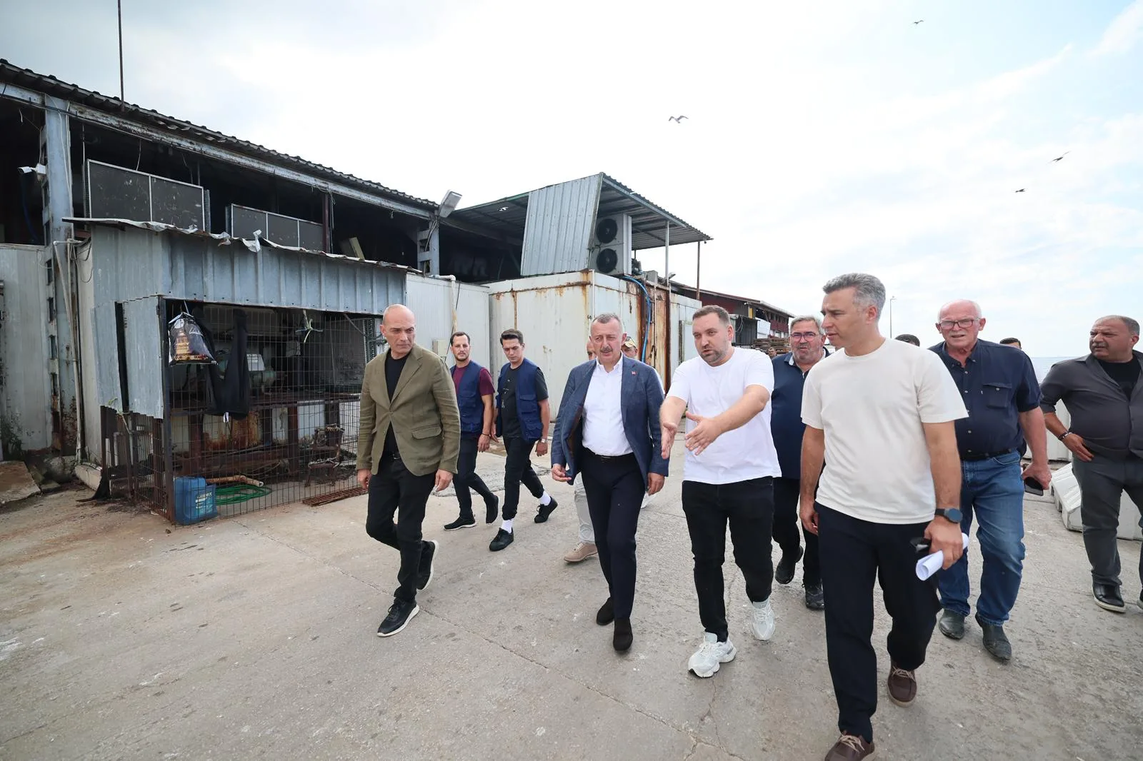 Kocaeli Büyükşehir Belediye Başkanı Tahir Büyükakın, Karamürsel Ereğli’de balıkçıları ziyaret