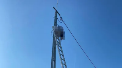 Sakarya’nın Kocaali ilçesinde elektrik direğine çıkan 55 yaşındaki Mehmet Yılmaz