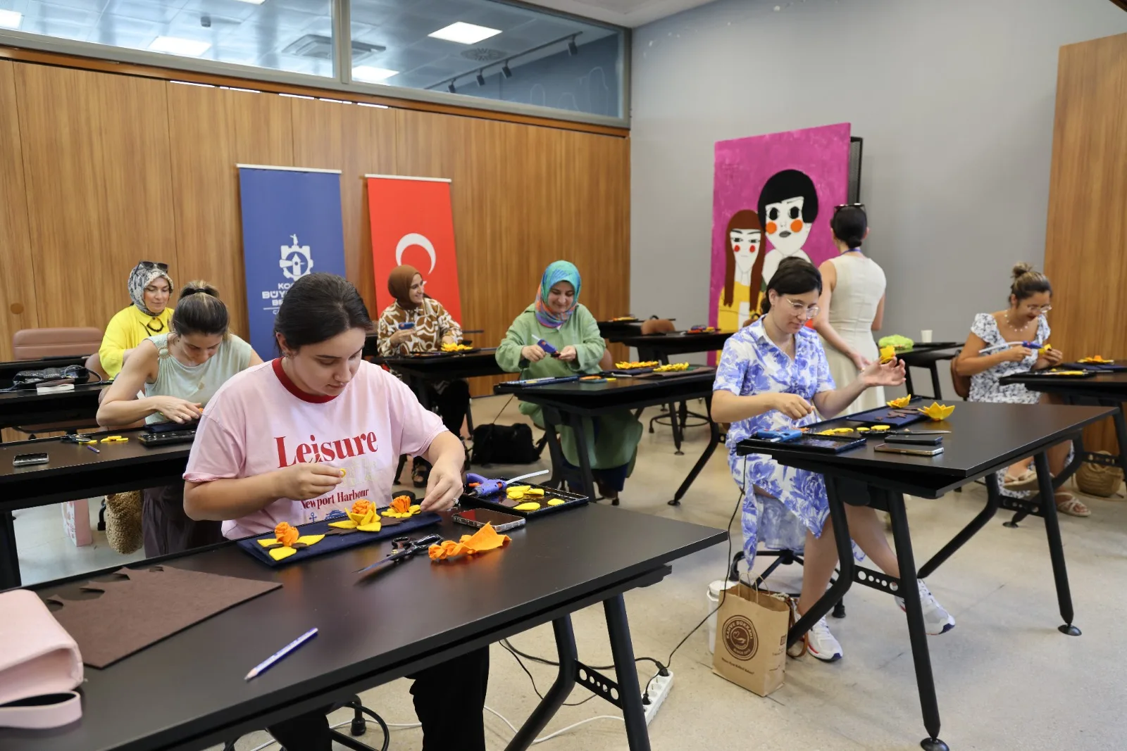Kocaeli Moda Akademisi’nde düzenlenen workshoplarda denim ve keçe kumaşlar özgün
