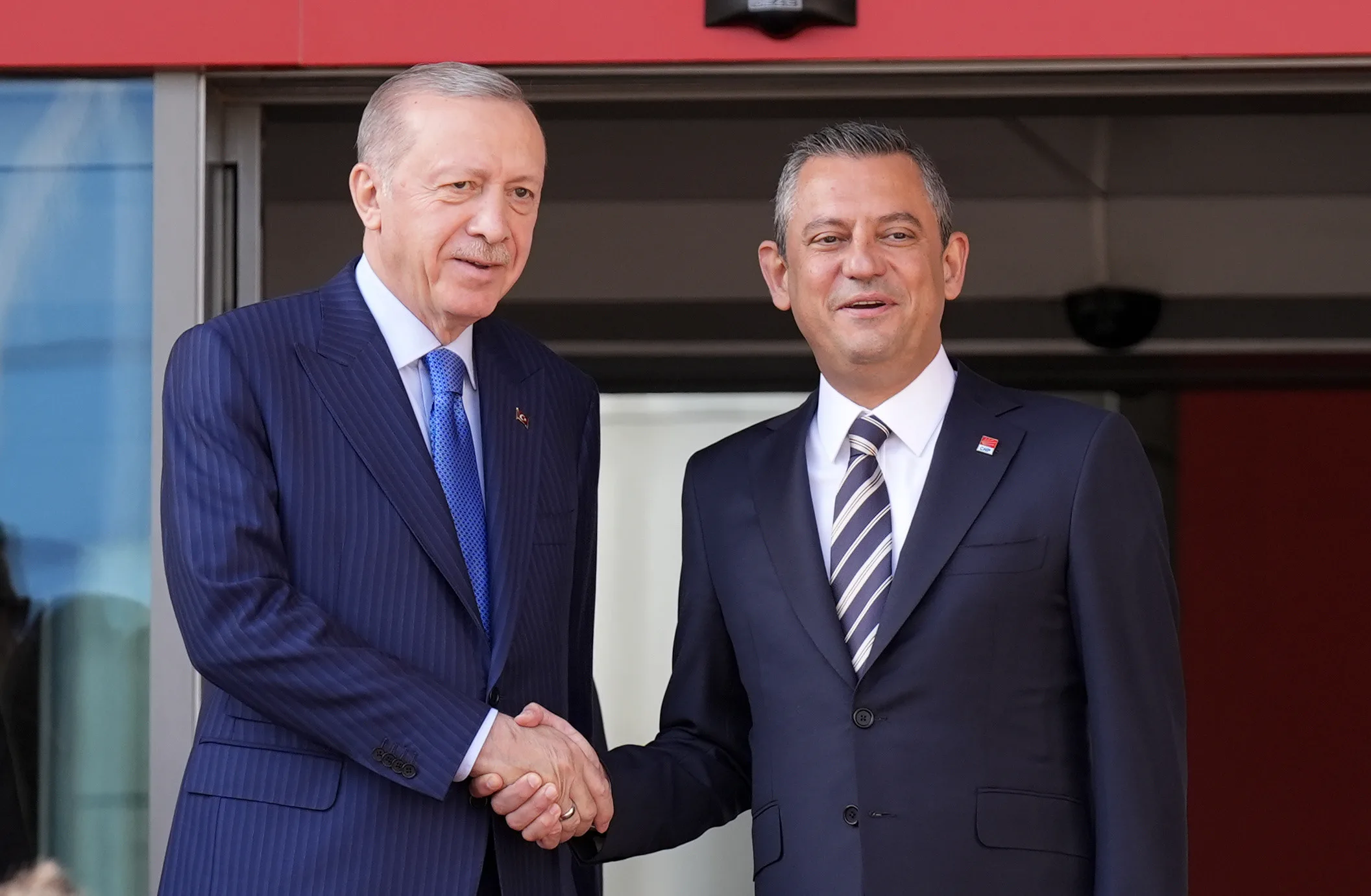 Yeni Parti Genel Başkanı Özgür Özel, il başkanlarıyla gerçekleştirdiği toplantıda